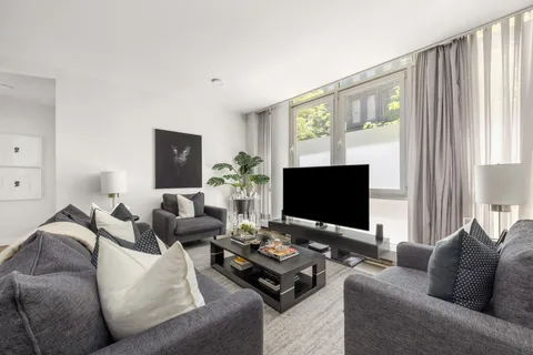 $2,650,000 | 22 Renwick Street, Unit 1A | Hudson Square