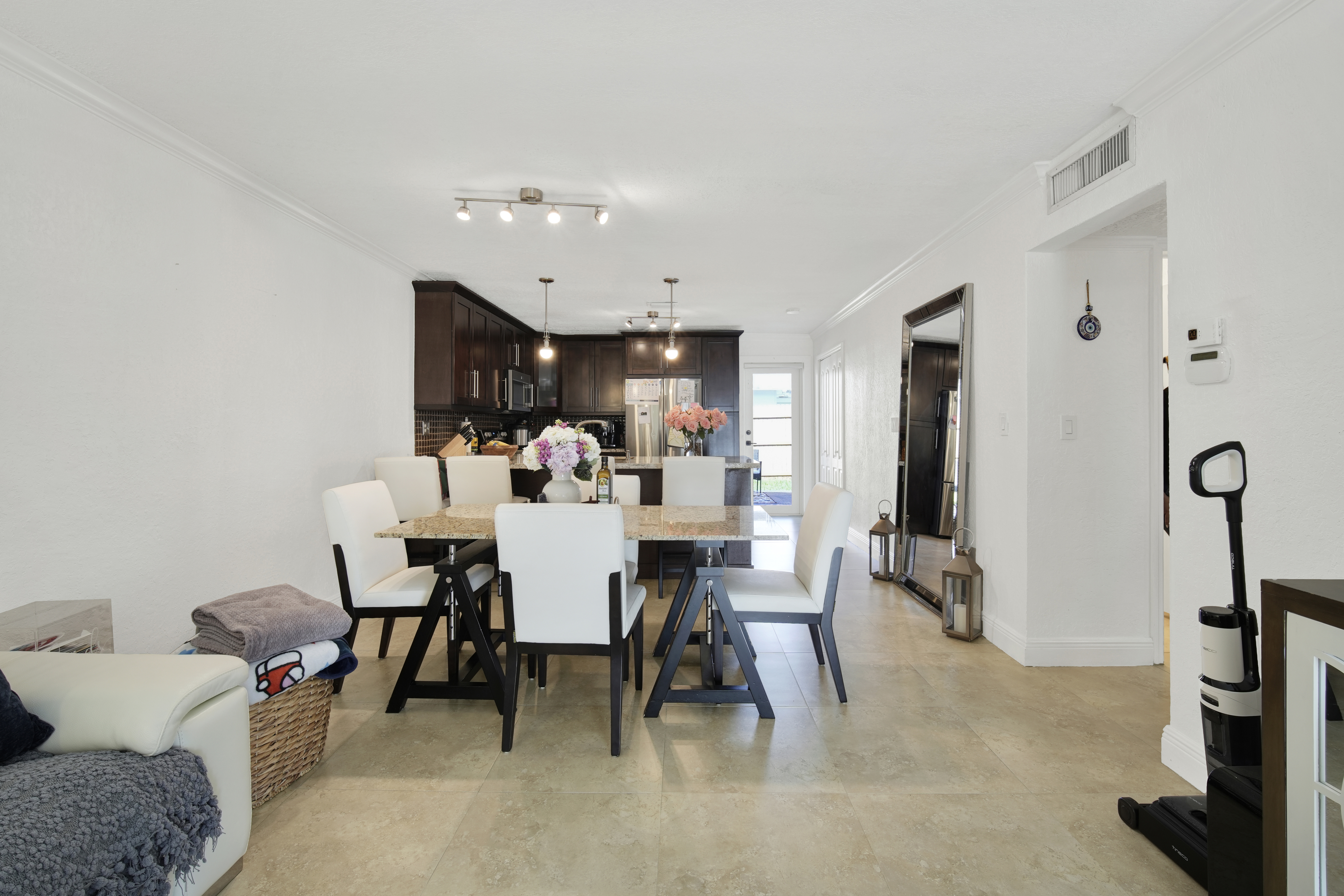 4260 Southwest 68th Court Miami, FL 33155 - Photo 7 of 22