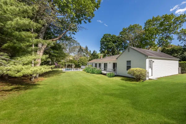 $2,500,000 | 58 Buell Ln Extension, East Hampton, NY 11937
