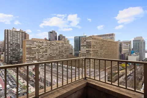 $895,000 | 250 East 30th Street, Unit 14B | Kips Bay