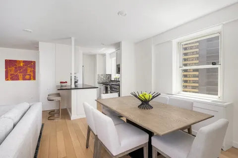 $1,795,000 | 159 West 53rd Street, Unit 34E | Theater District