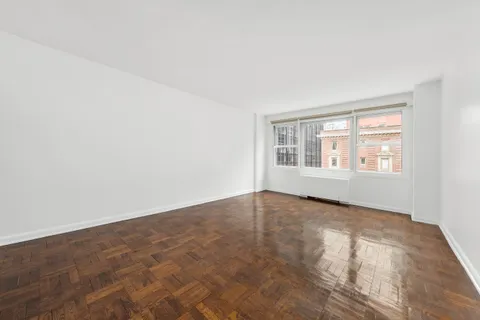 $825,000 | 77 West 55th Street, Unit 17F | Midtown Central