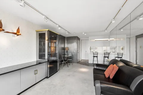 $699,000 | 200 Rector Place, Unit 37N | Battery Park City