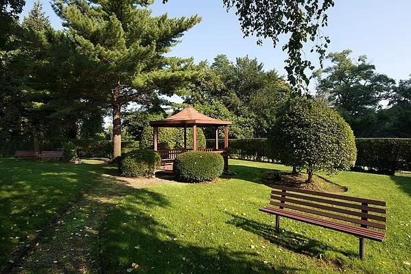 5700 Arlington Avenue, Unit 7G Bronx, NY 10471 - Photo 10 of 16 a front view of a house with garden