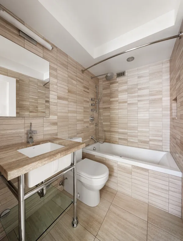 $995,000 | 150 East 61st Street, Unit 16D | Lenox Hill