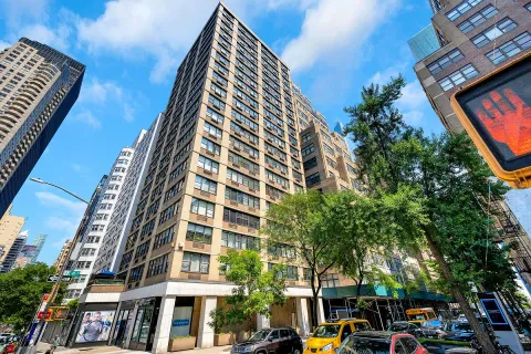 $485,000 | 301 East 45th Street, Unit 8A | Midtown East