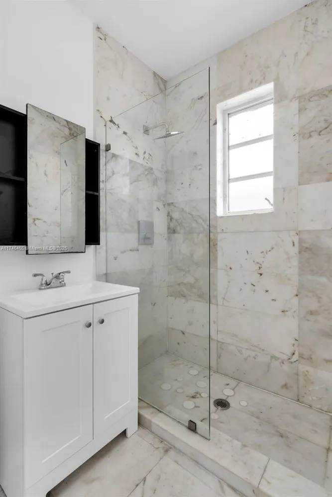 $2,100 | 801 8th Street, Unit 203, Miami Beach, FL 33139