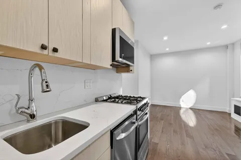 $7,600 | 152 Thompson Street, Unit 4A | SoHo