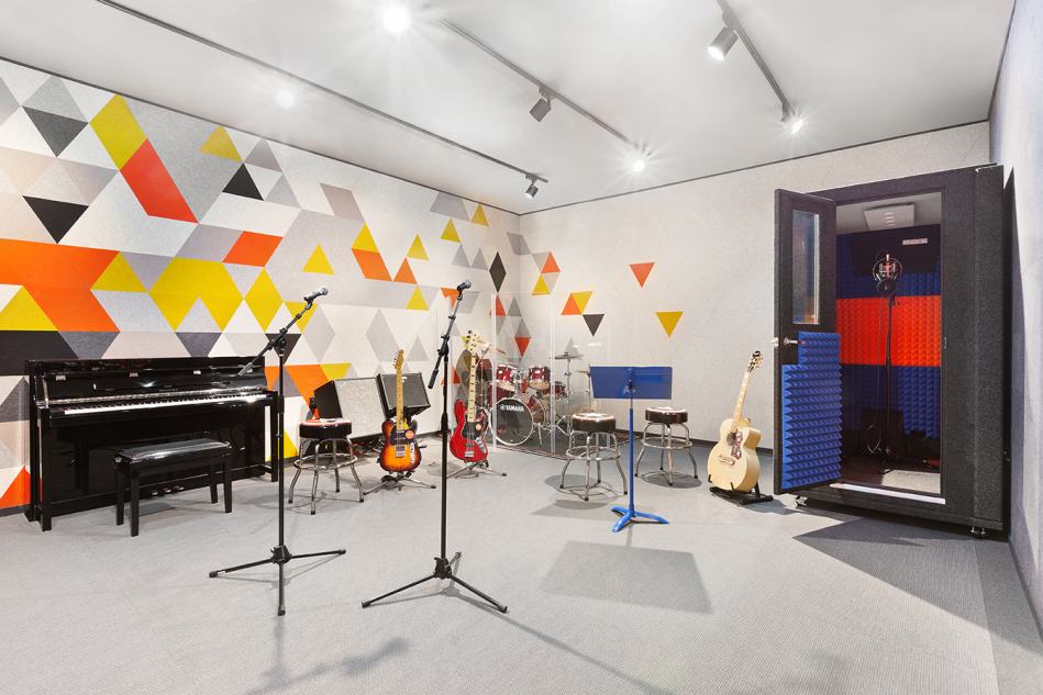 250 West 81st Street, Unit 4A Manhattan, NY 10024 - Photo 22 of 26 a living room with furniture and musical instruments