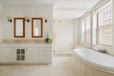 $5,600,000 | 876 Park Avenue, Unit 9N | Upper East Side