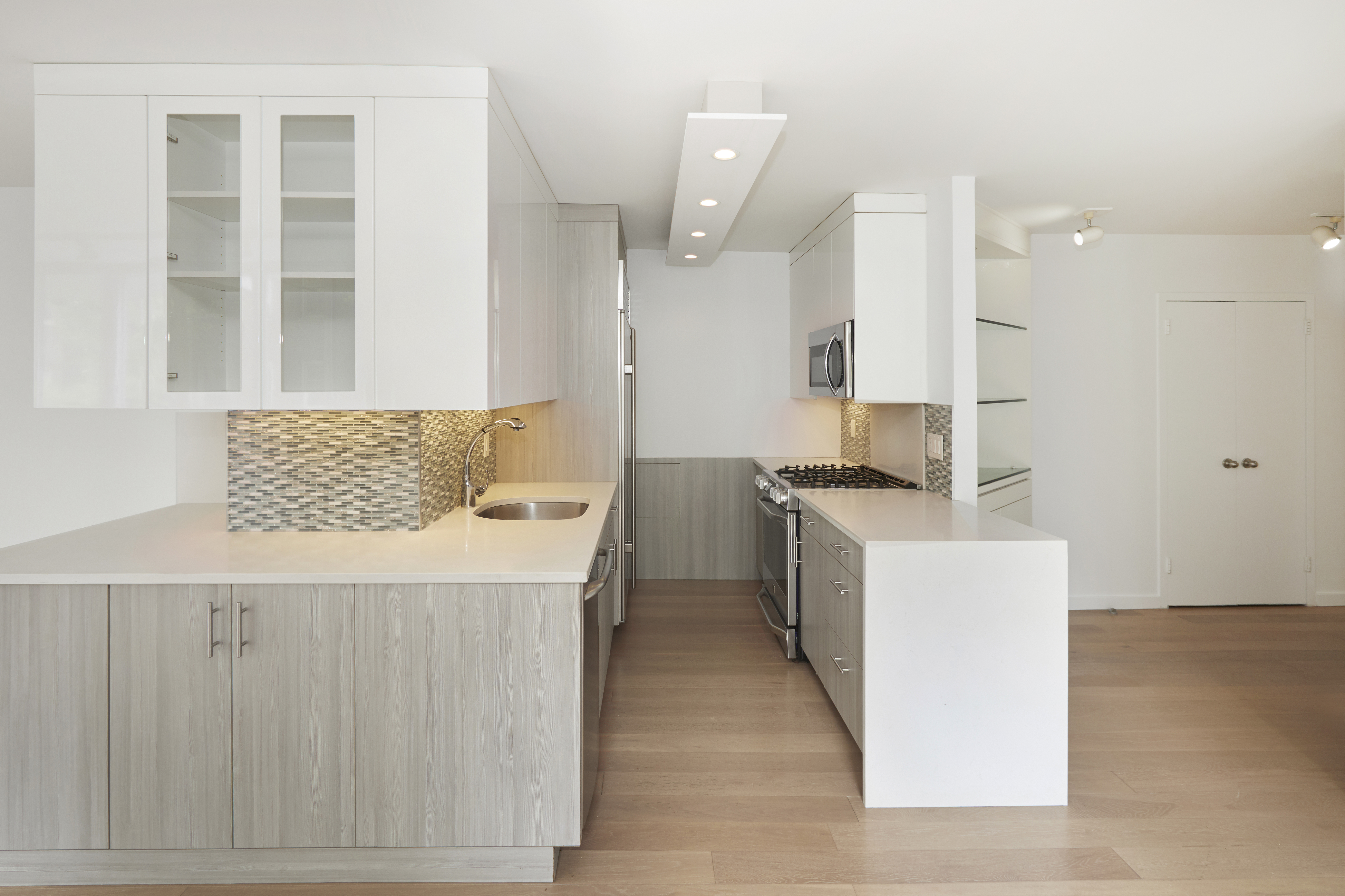 309 East 49th Street, Unit 3D Manhattan, NY 10017 - Photo 3 of 11 a kitchen that has a sink and a stove in it