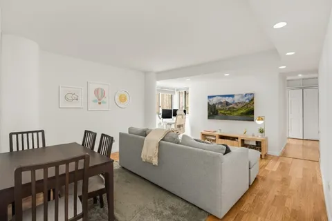 $580,000 | 401 East 65th Street, Unit 2J | Lenox Hill