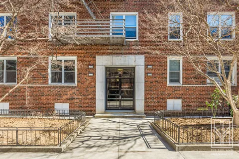 $725,000 | 30 Monroe Place, Unit 5C | Brooklyn Heights