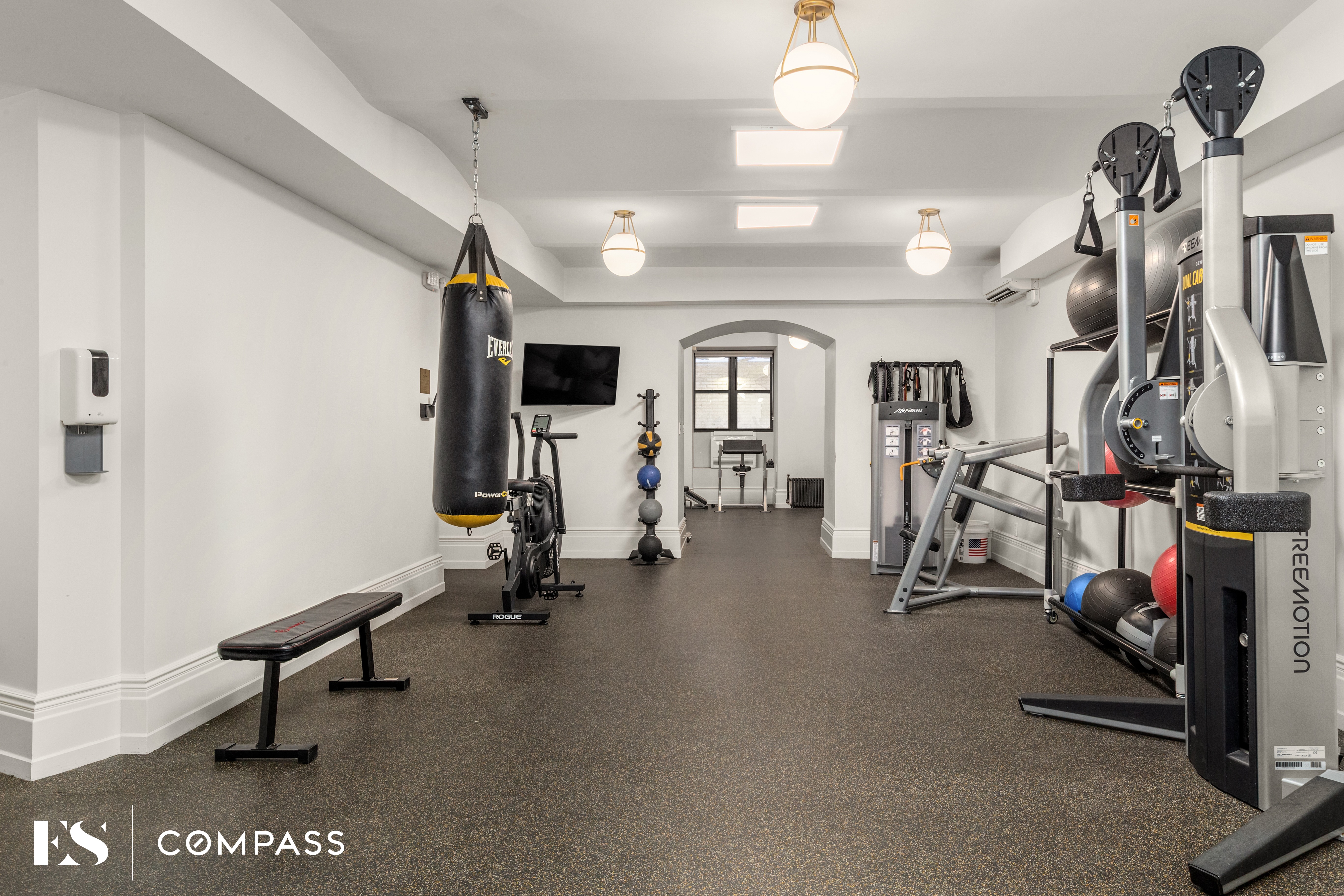 205 West 57th Street, Unit 8BC New York, NY 10019 - Photo 5 of 10