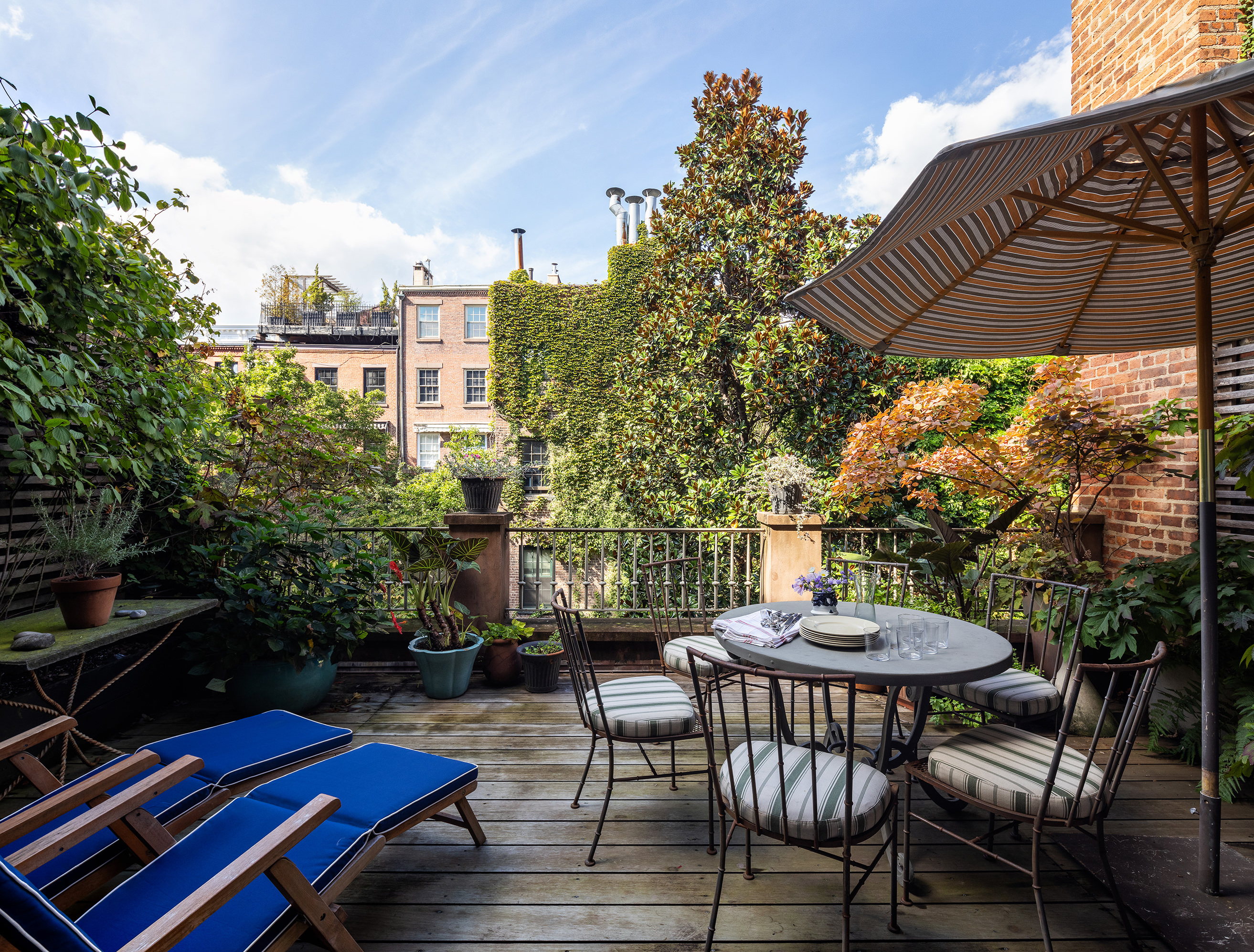 25 Perry Street Manhattan, NY 10014 - Photo 18 of 32 a view of a chairs and table in the patio