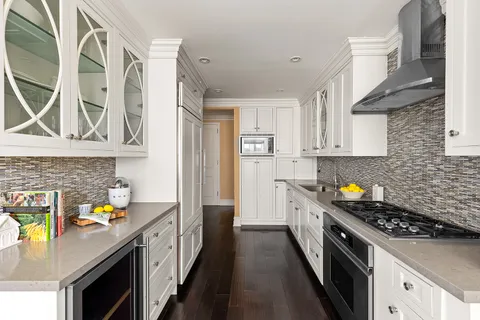 $2,295,000 | 90 East End Avenue, Unit 4B | Upper East Side