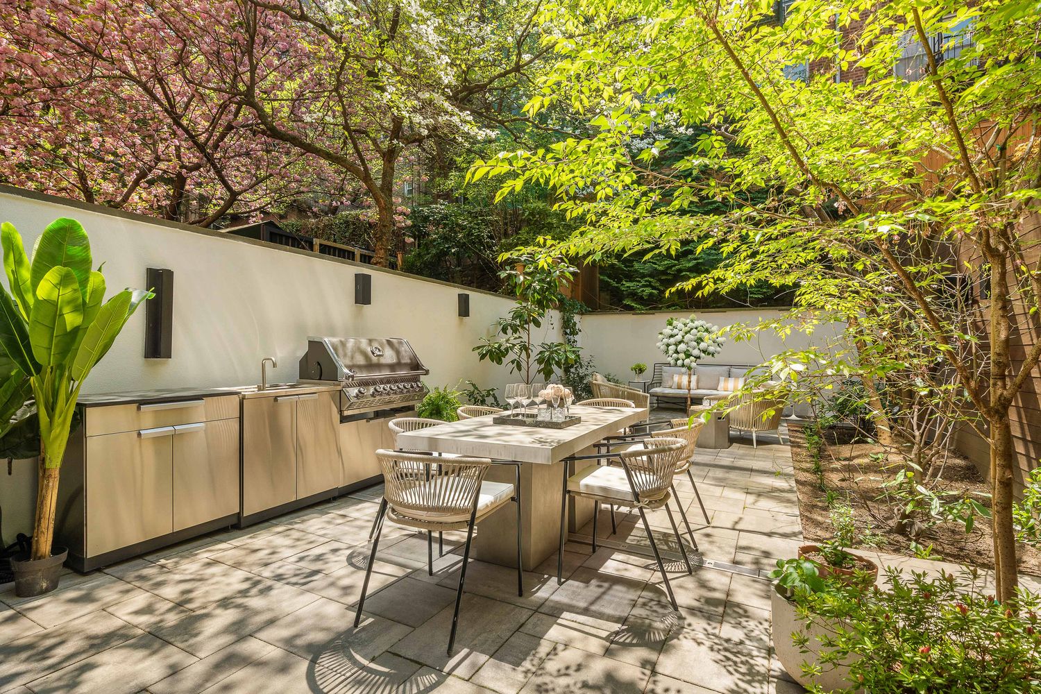 520 East 89th Street Manhattan, NY 10128 - Photo 3 of 40 a view of backyard with table and chairs and potted plants
