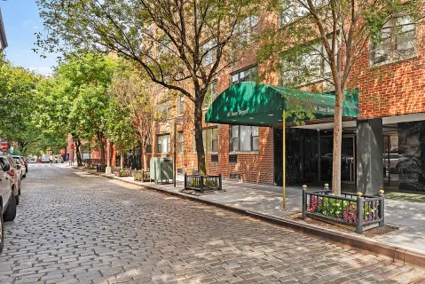 a view of a house with backyard and tree