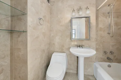 $598,000 | 305 East 40th Street, Unit 17C | Murray Hill