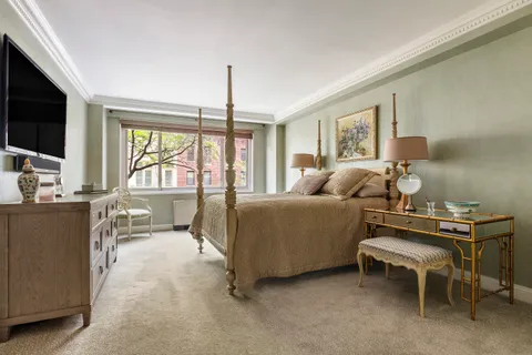 $3,000,000 | 10 East 70th Street, Unit 3A | Lenox Hill