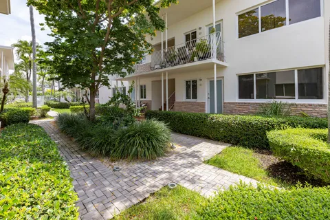 $425,000 | 1130 Venetian Way, Unit 1D, Miami Beach, FL 33139