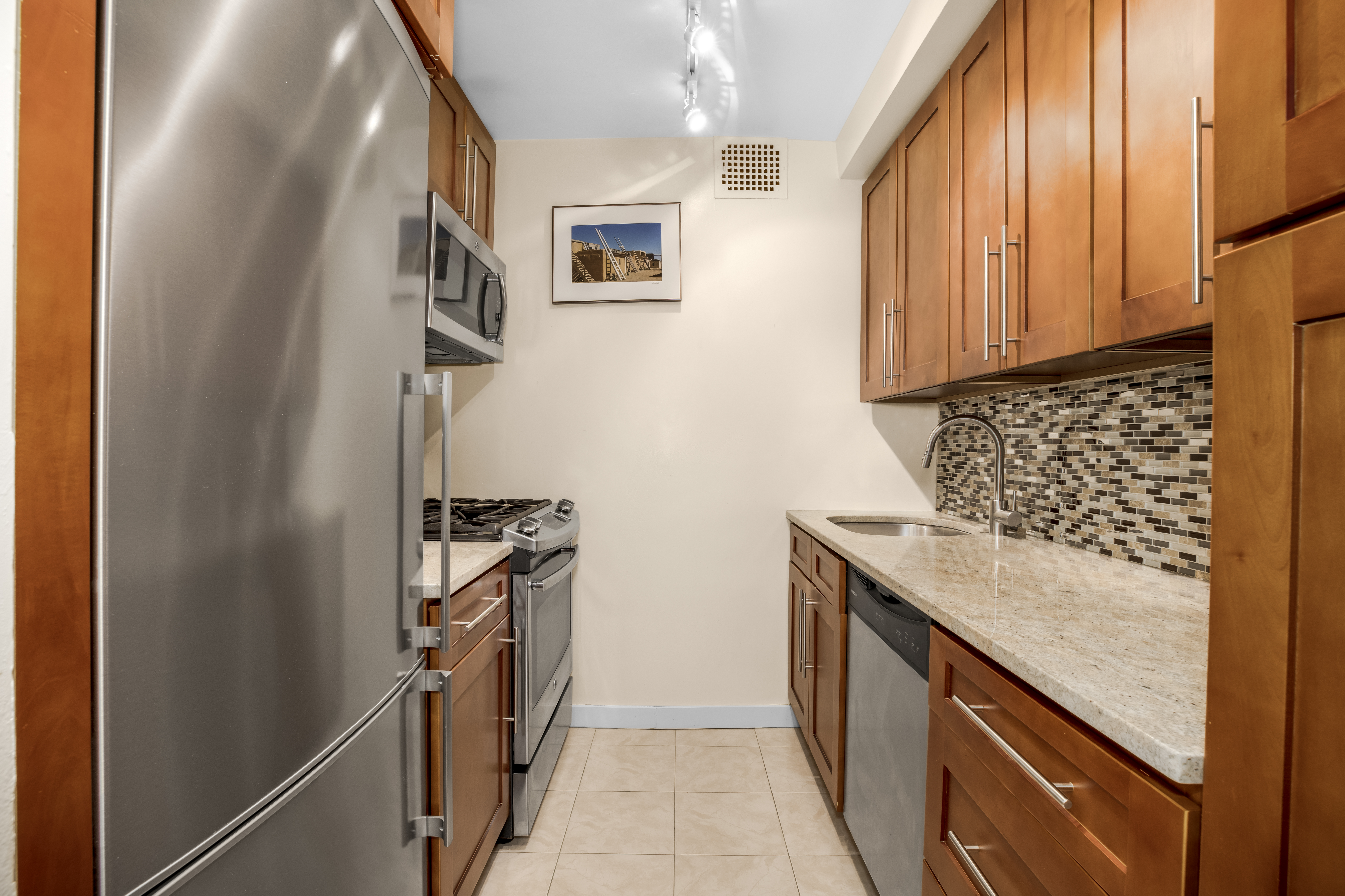 300 East 71st Street, Unit 2B Manhattan, NY 10021 - Photo 3 of 6