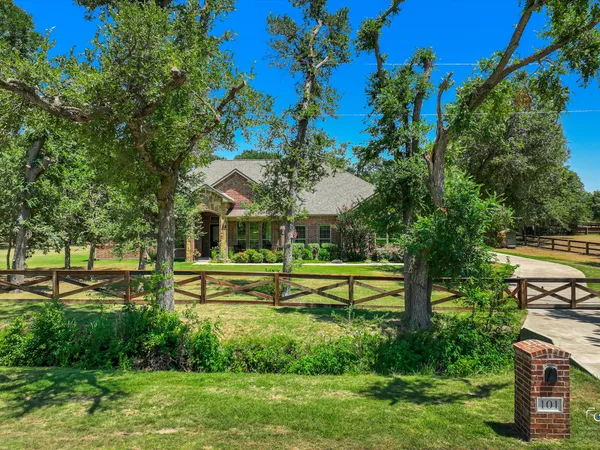 $674,995 | 101 Sandlin Court, Springtown, TX 76082
