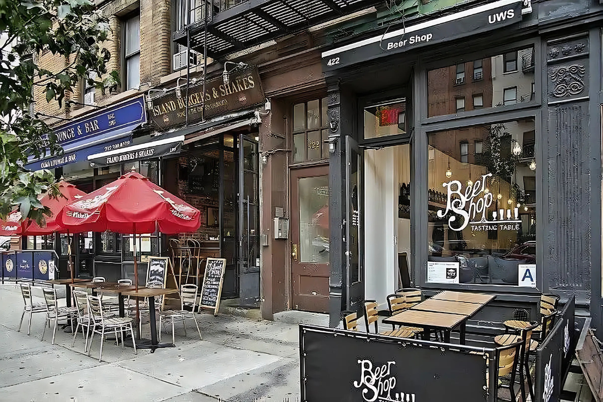 422 Amsterdam Avenue, Unit 2C Manhattan, NY 10024 - Photo 7 of 8 a view of a cafe with sitting area