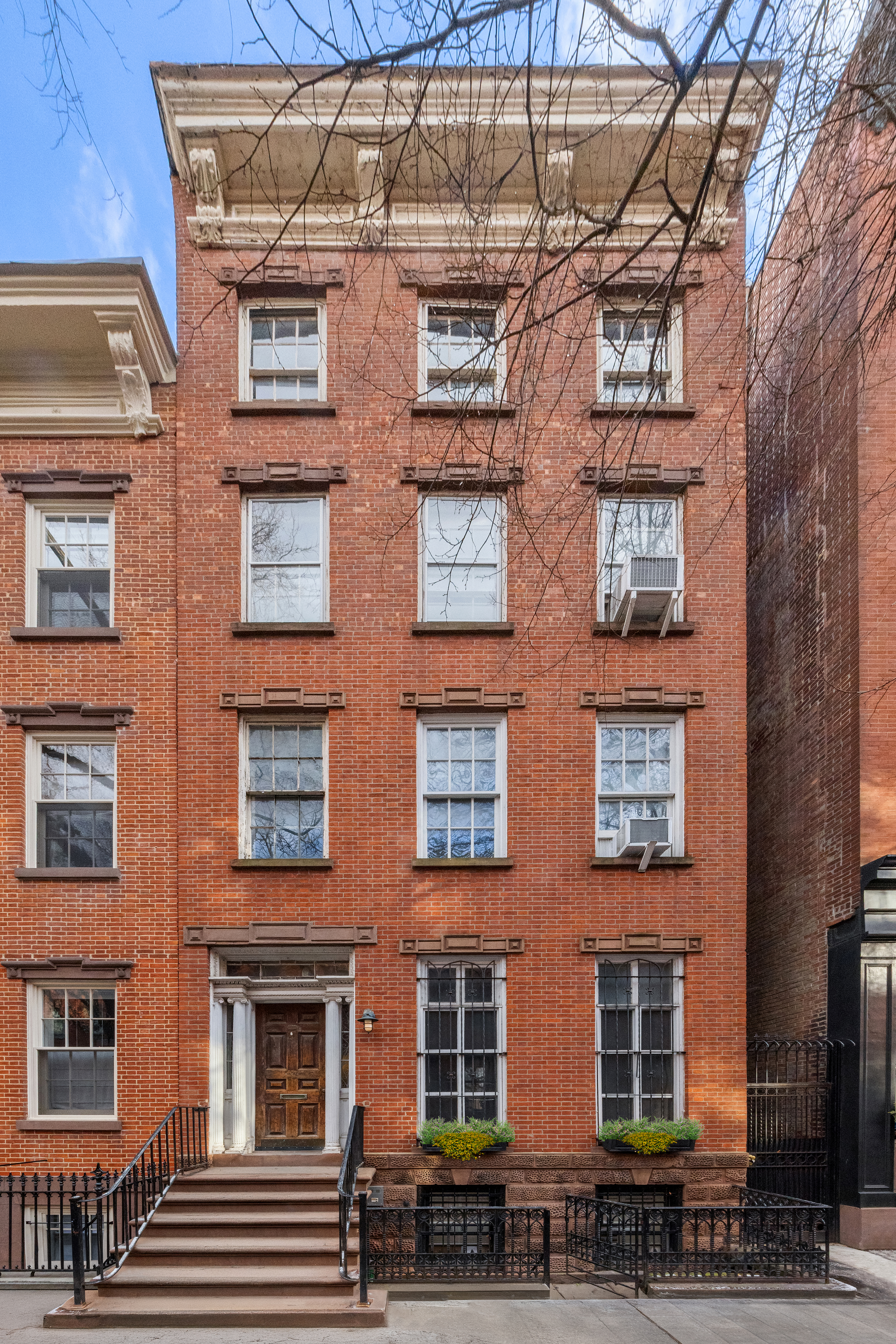 262 West 11th Street Manhattan, NY 10014 - Photo 8 of 27 a building view with a outdoor space
