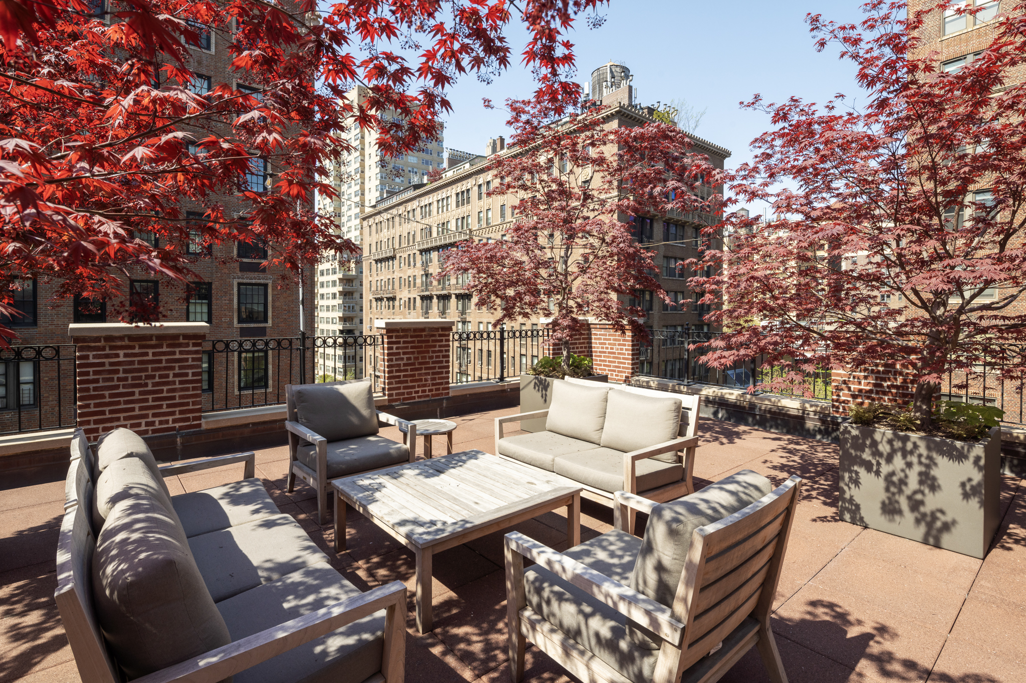 23 East 10th Street, Unit 3C Manhattan, NY 10003 - Photo 13 of 15 a backyard of a house with table and chairs