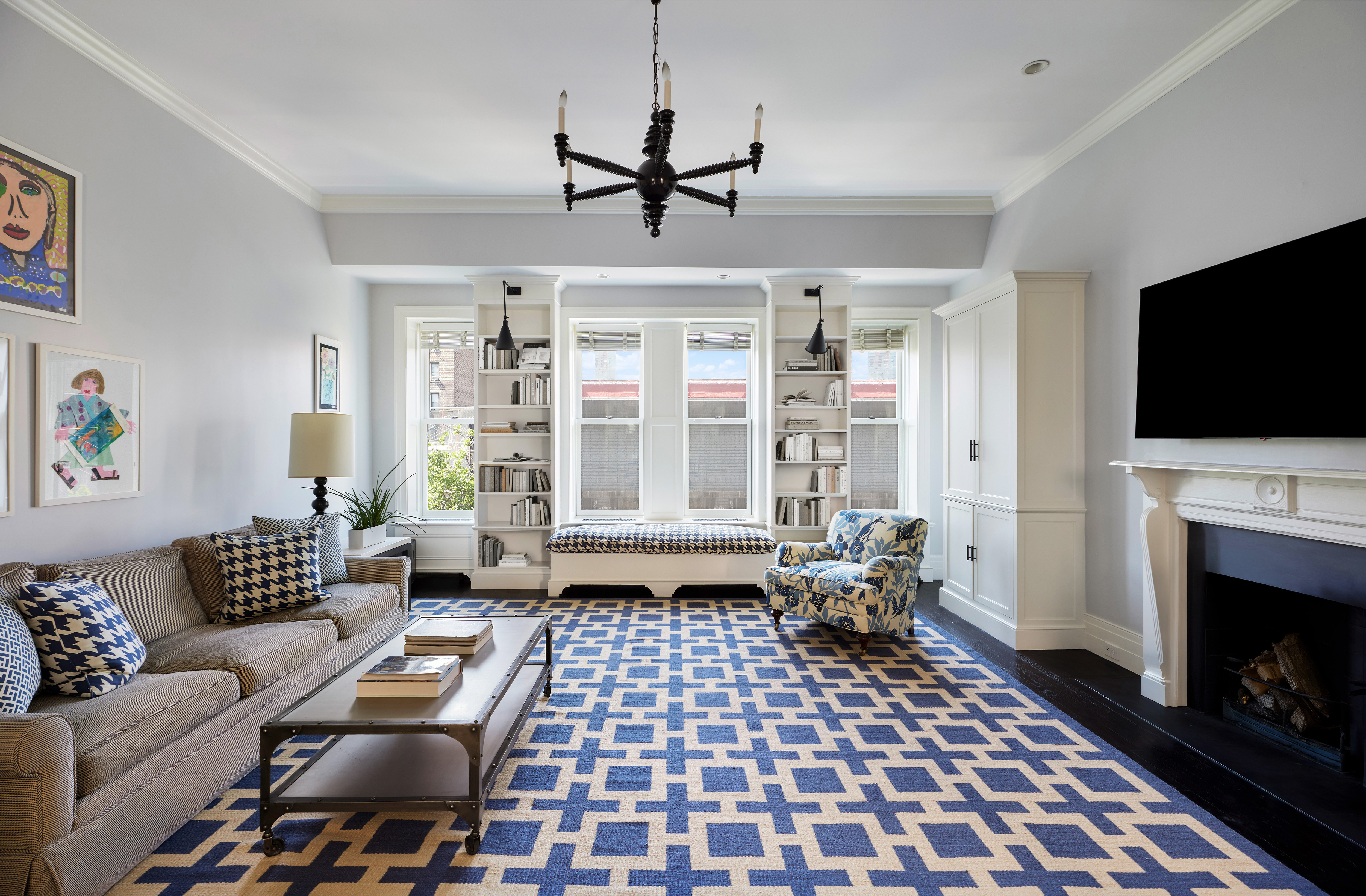 135 West 77th Street Manhattan, NY 10024 - Photo 27 of 32 a living room with furniture and a flat screen tv