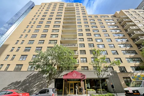 $900,000 | 165 West 66th Street, Unit 6W | Upper West Side