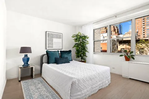$899,000 | 360 West 22nd Street, Unit 5H | Chelsea
