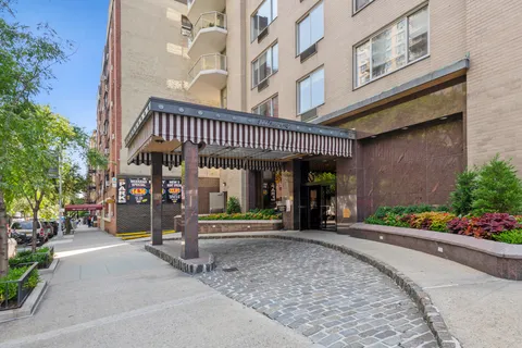 $895,000 | 300 East 74th Street, Unit 20E | Lenox Hill