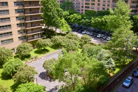 $895,000 | 140 West End Avenue, Unit 9J | Upper West Side