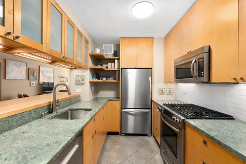$1,725,000 | 101 West 12th Street, Unit 5J | West Village