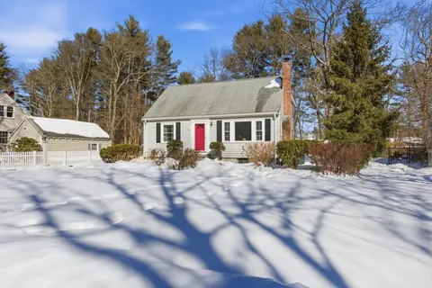 a view of house with yard