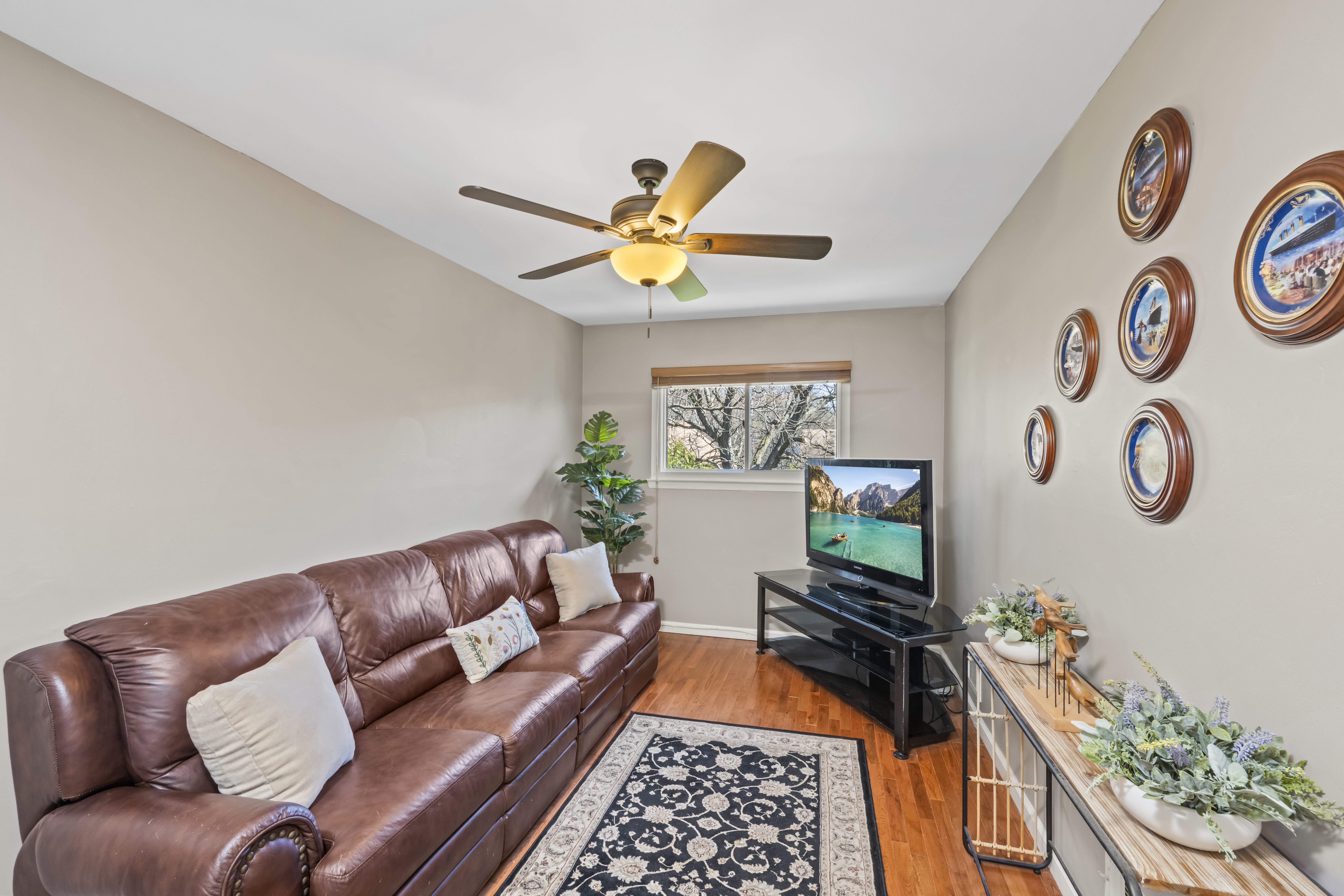 15 Hickory Circle Staten Island, NY 10312 - Photo 19 of 40 a living room with patio furniture and a window