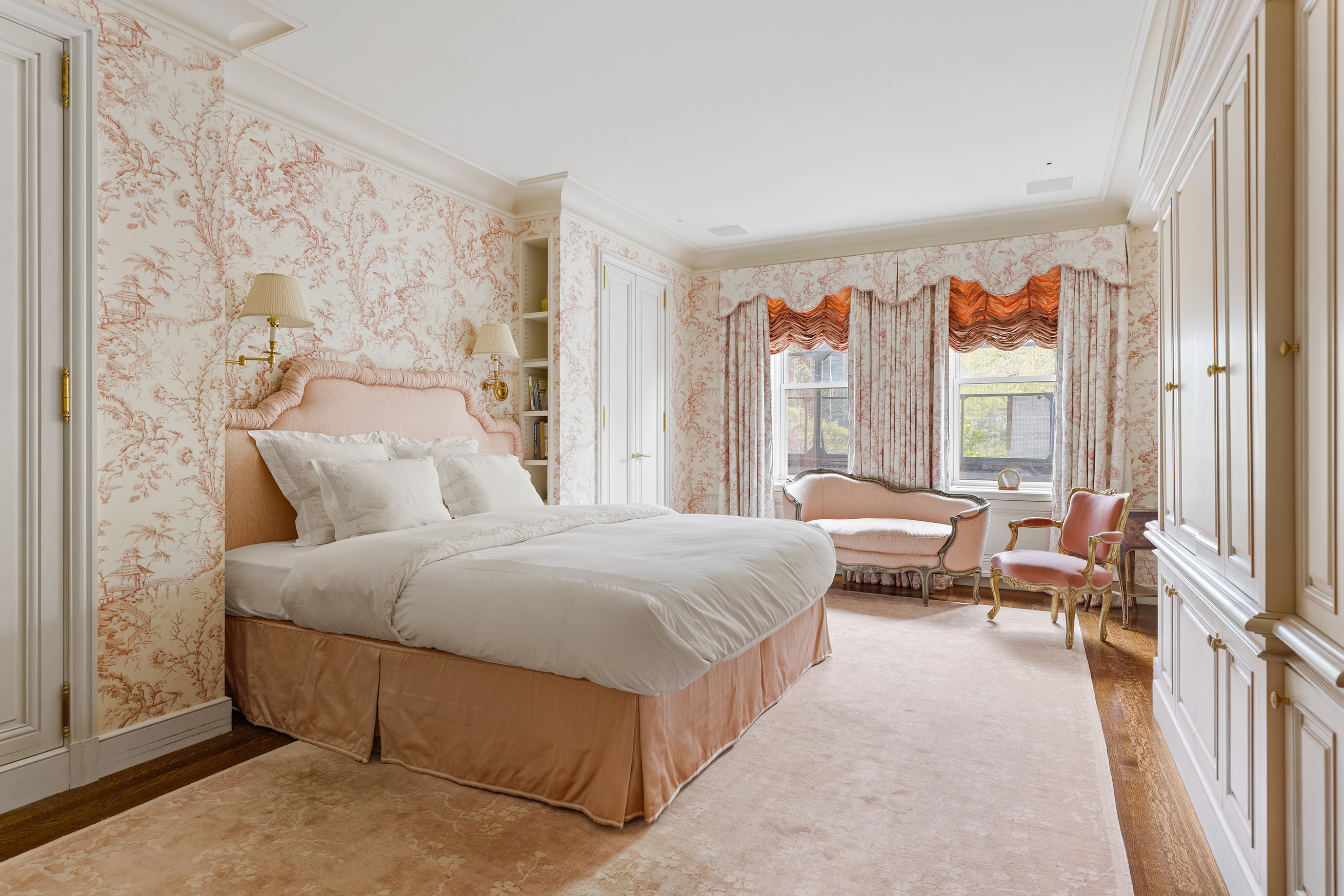 15 West 81st Street, Unit 2D Manhattan, NY 10024 - Photo 10 of 31 a bed room with a bed and a chair