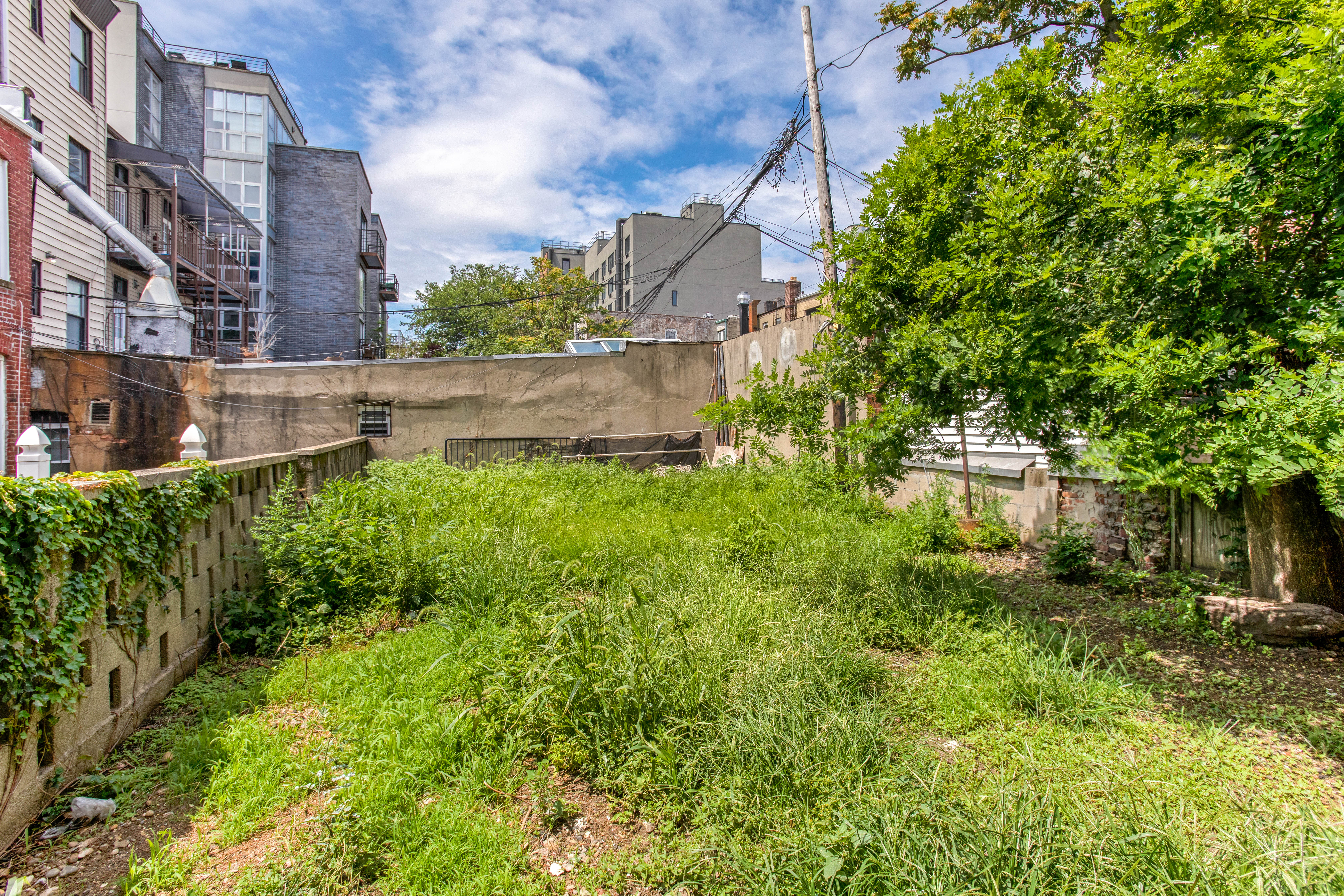 110 Bushwick Avenue, Unit 3 Brooklyn, NY 11206 - Photo 7 of 7 a backyard of a house with lots of green space