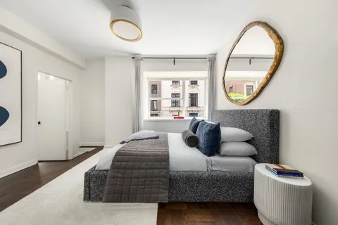 $1,895,000 | 700 Park Avenue, Unit 2B | Lenox Hill