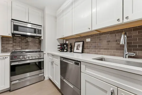$799,000 | 245 East 87th Street, Unit 17C | Upper East Side