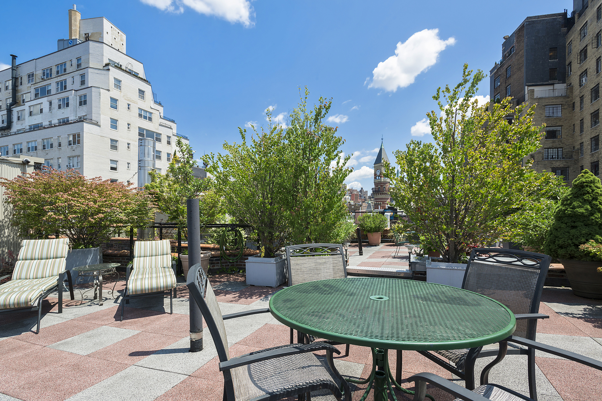 138 West 10th Street, Unit 2RW Manhattan, NY 10014 - Photo 7 of 10 a backyard of a house with a table and chairs