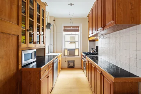 $650,000 | 150 East 49th Street, Unit 9E | Midtown East