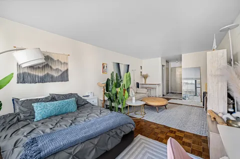 $3,700 | 117 East 57th Street, Unit 23F | Midtown East