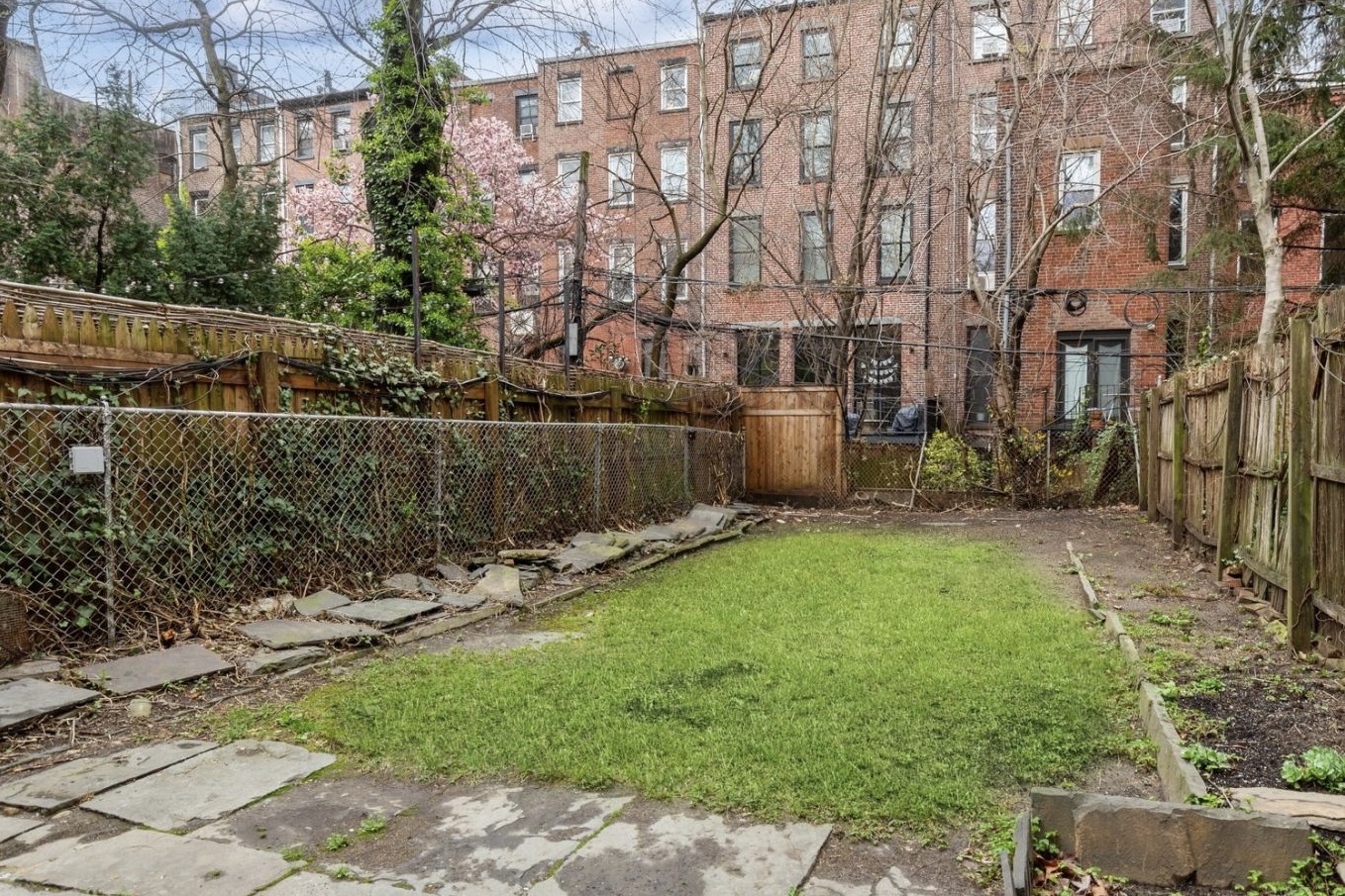 18 South Oxford Street Brooklyn, NY 11217 - Photo 10 of 16 a backyard of a house with lots of green space