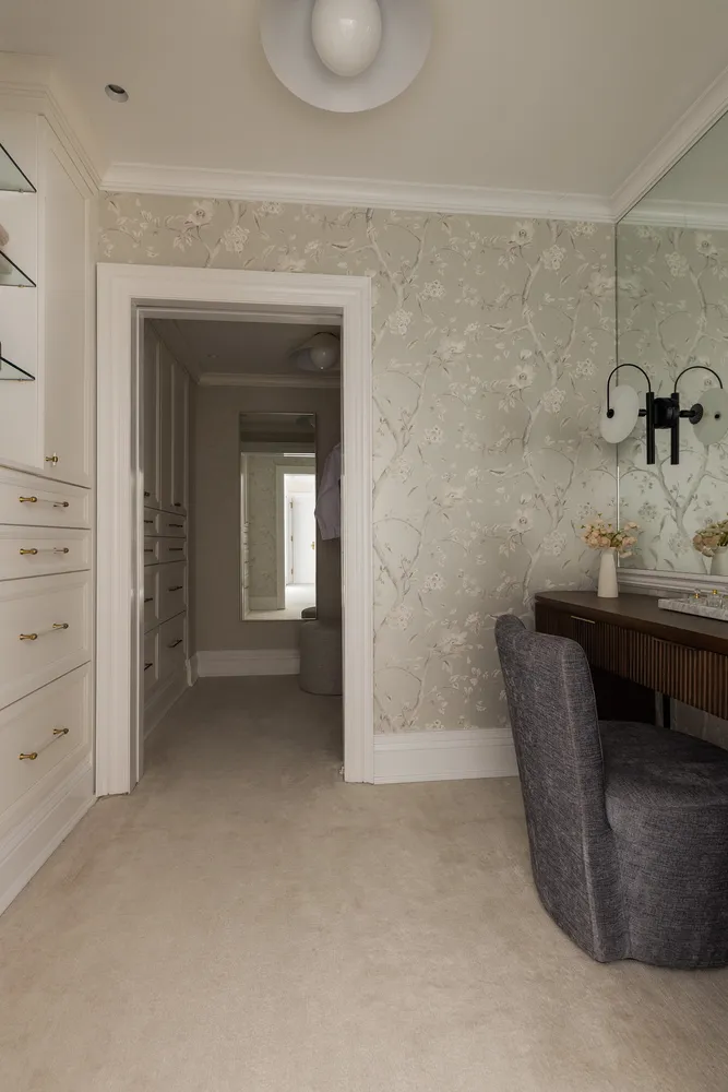 a view of livingroom with furniture