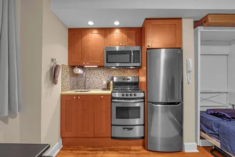 $335,000 | 314 East 41st Street, Unit 306B | Murray Hill