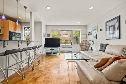 $585,000 | 3850 Hudson Manor Terrace, Unit 1EE/2EE | Riverdale