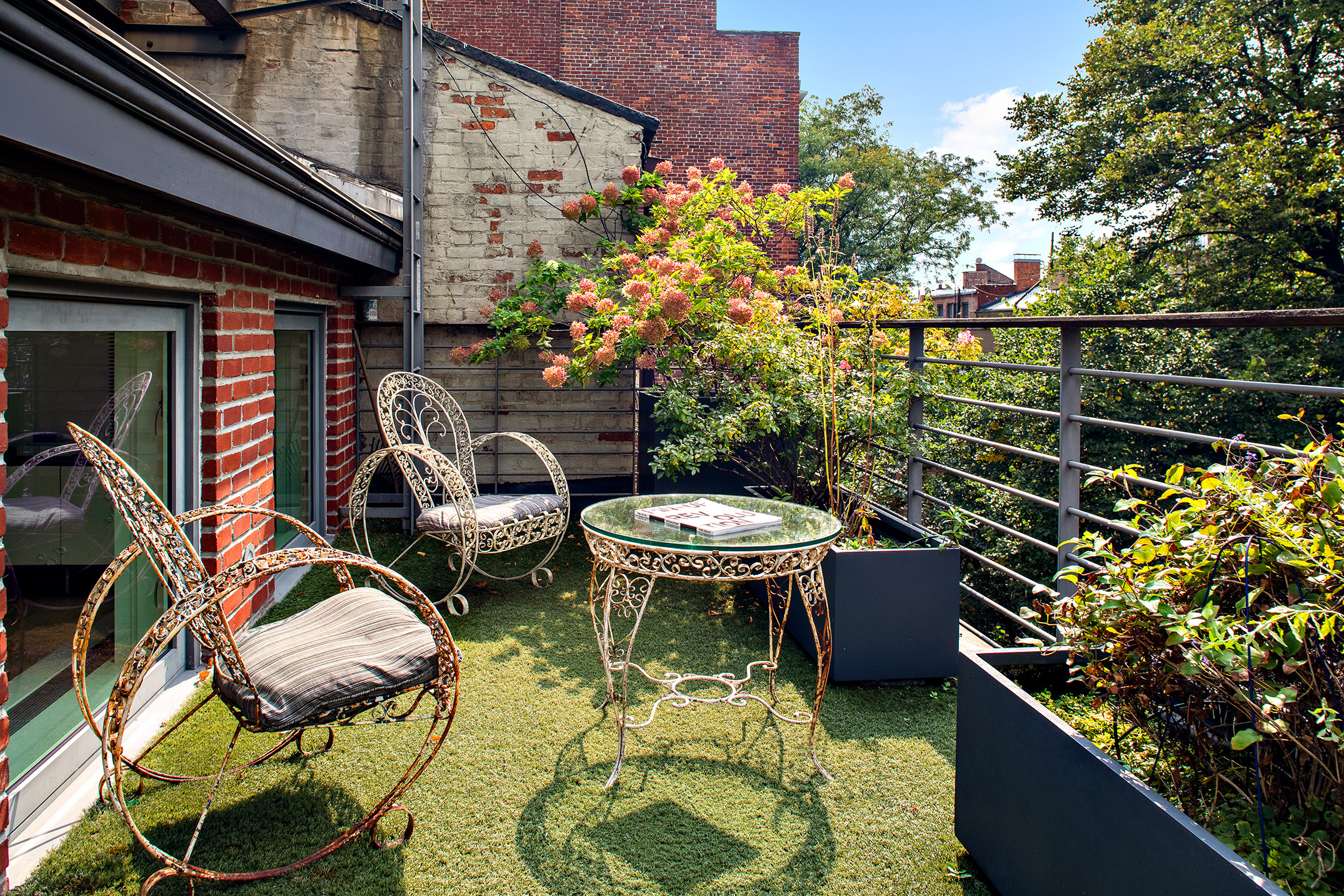 12 Sidney Place Brooklyn, NY 11201 - Photo 31 of 36 a backyard of a house with table and chairs